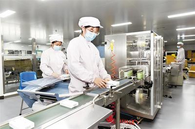 多生產(chǎn)一件防護(hù)服,白衣戰(zhàn)士就多一重保護(hù)