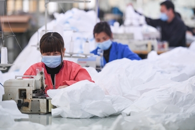 湖北潛江:轉(zhuǎn)產(chǎn)防護服 助力一線抗疫